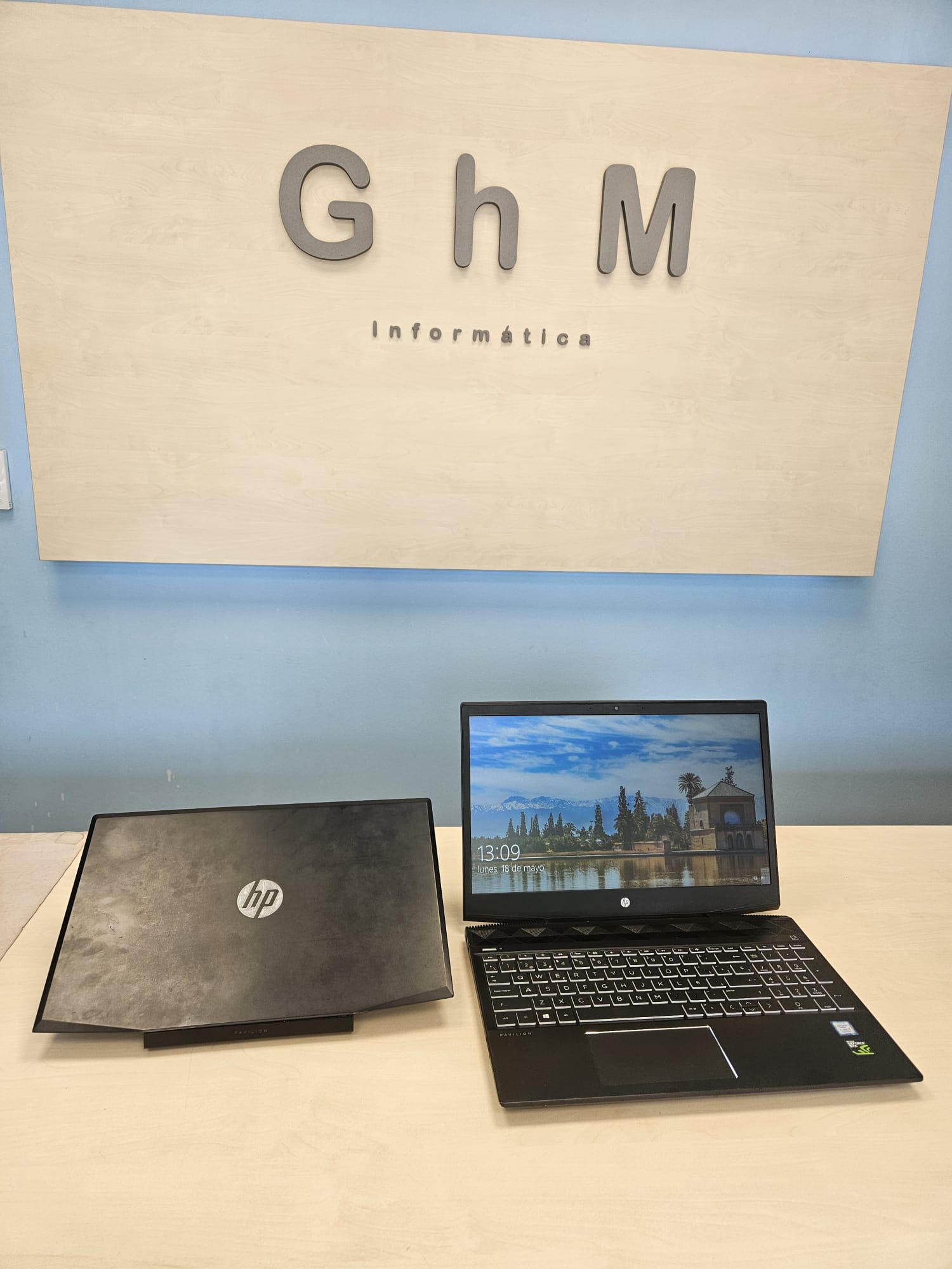 HP Pavilion Gaming cover LCD reparación ghminformatica